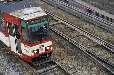 Gdańsk. Węzeł Okopowa. Tramwaj 105n  na ul. Okopowej....