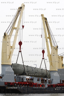 Gdansk. Gdanski terminal kontenerowy DCT - wyladunek...