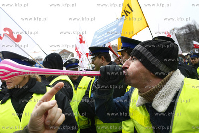 Gdansk. Pikieta przed Urzedem Wojewodzkim sluzb mundurowych...