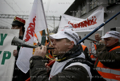 Gdansk. Dworzec Glowny. Protest kolejarzy, ktorzy domagaja...