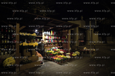 Sopot. Cmentarz katolicki. Stoisko z kwiatmi i zniczami.
30.10.2011
fot....