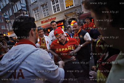 Hiszpanscy kibice opanowali  ul. Dluga i Dlugi Targ...