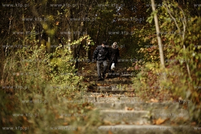Schody, ktore zostały zbudowane z kamiennych plyt...