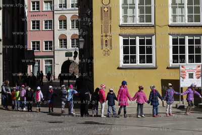 Gdansk. Dzieci wybieraja sie na wystawe w Dworze Artusa...
