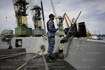 Amerykański okręt desantowy San Antonio dowodzący...