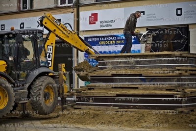 Prace przy budowie szopki bożonarodzeniowej z pszopka
z...