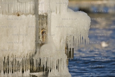 Oblodzone molo w Gdańsku Brzeźnie.
04.01.2016
fot....