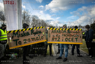 Pikieta pracowników Grupy Lotos pod biurowcem rafinerii,...