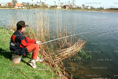 Mlody wedkarz na jaziorem w Sztumie. 05.97 Fot. Maciej...