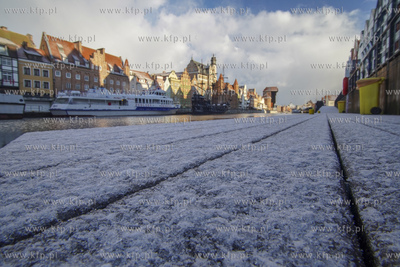 Zimowy epizod w Gdańsku. Zaśnieżone deptak na Wyspie...