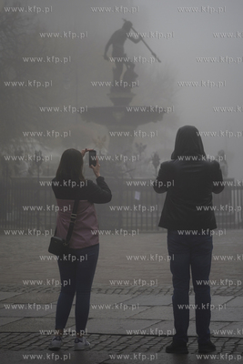 Poranna mgła w Gdańsku. Fontanna Neptuna na Długim...