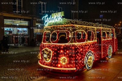 Gdańskie iluminacje świąteczne. Autobus na ul. Stągiewnej....