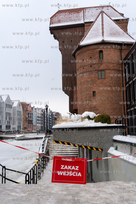 Skuta lodem Motława w Gdańsku. Informacje o zakazie...