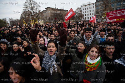 Berlin. Demonstracja grup lewicowych i antyfaszystow...