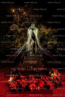 Oświetlony pomnik marszałka Józefa Piłsudskiego...