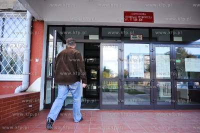 Gdansk. Obwodowa Komisja Wyborcza nr 80 w Gimnazjum...