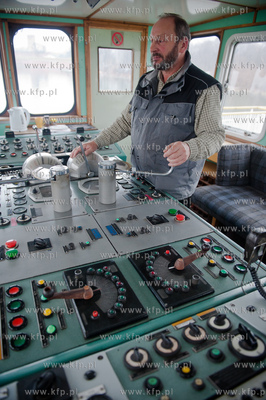 Gdansk. Platna samochodowa przeprawa promowa laczaca...