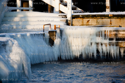 Gdansk. Mrozne popoludnie na plazy w Brzeznie. Niskie...
