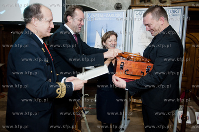 Gdansk. Dwor Artusa. Uroczystosc wreczenia nagrod zeglarskich...