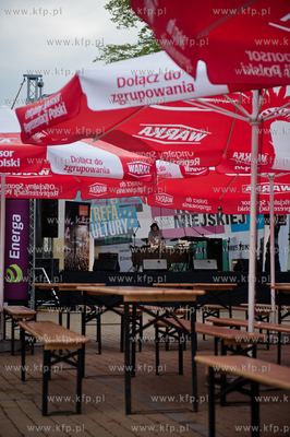 Gdansk. Plac przed Galeria Przymorze. Swiecaca pustkami...