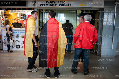 Gdansk. Dworzec Glowny PKP. Niemieccy kibice, ktorzy...