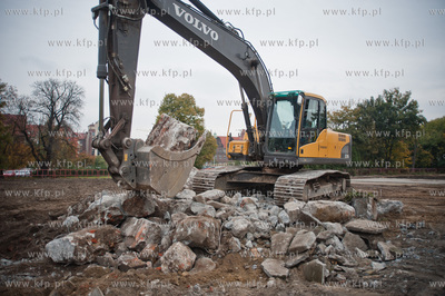 Gdansk. Prace porzadkowe na Targu Siennym i Rakowym...