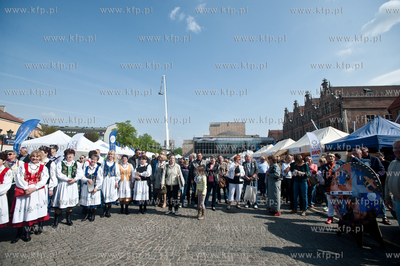 Gdansk. Targ Weglowy. Wielki Festyn Rodzinny, swietujacy...
