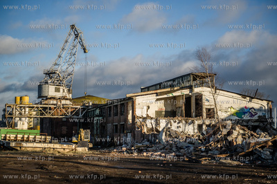 Gdansk. Tereny bylej Stoczni Gdansk. Wyburzenie budynku...