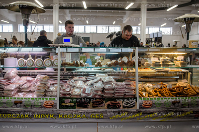 Gdansk. Hala postoczniowa przy ul. Doki 1. BioBazar...