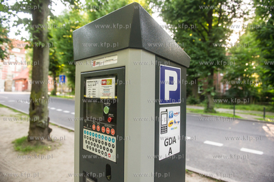 Gdańsk. Parkomert stający przy ulicy Gabriela Narutowicza....