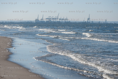 Gdańsk. Słoneczna, jednak mroźna pogoda na plaży...