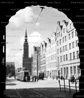 Ratusz Glownomiejski i tramwaj na Dlugim Targu w Gdansku...