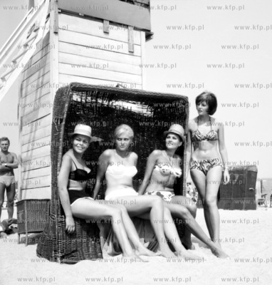 Kobiety w koszu plazowym na plazy w Sopocie. 1967 0004439z...