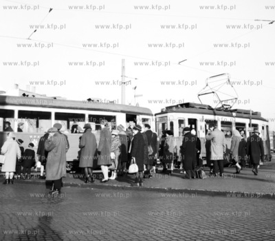 Tramwaj na przystanku w Gdansku. Prawdopodownie w oklicach...