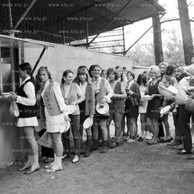 Obiadowa kolejka na zgrupowaniu ZMS w Stezycy. 
22.07.1970
0002543z_lipiec1970
Fot....