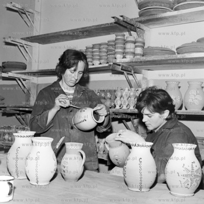 Anna Orak i Danuta Sergiel , pracownice zakladu ceramicznego...