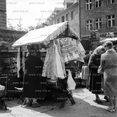 Stragany z odzieża przed Halą Targową w Gdańsku.
1963
0007545z
Fot....