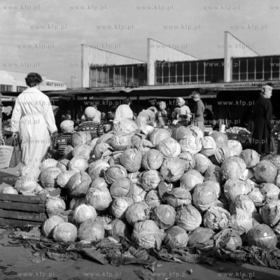 Sprzedaż warzyw i owoców przed Halą Targową w Gdyni....