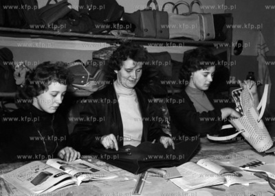 Kontrola jakości toreb damskich. ( lata60 )
1965
0005845z
Fot....