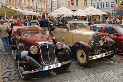 Praga (Czechy). Nz. Stare samochody, w ktorych turysci...