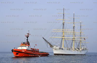 Najstarszy polski zaglowiec Dar Pomorza bedacy obecnie...