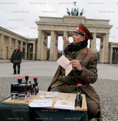 Berlin. Ukrainiec w mundurze rosyjskiego zolnierza...