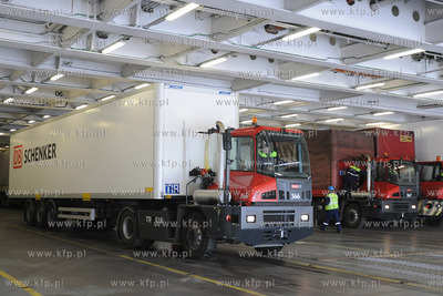 Gdynia. Do nabrzeza w Baltyckim Terminalu Kontenerowym...