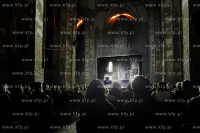 Gdansk. Projekcja serialu Kolumbowie w kosciele sw....