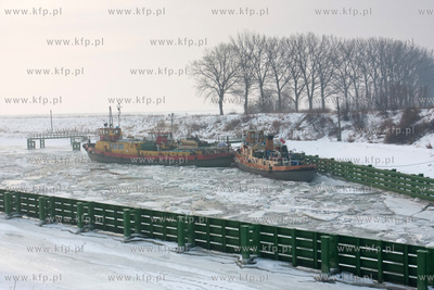 Lodolamacze w bazie w Przegalinie 26.02.2010 fot. Maciej...