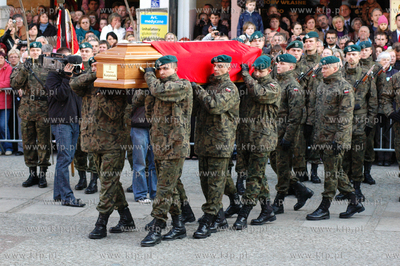 Cialo tragicznie zmarlego, w katastrofie lotniczej...