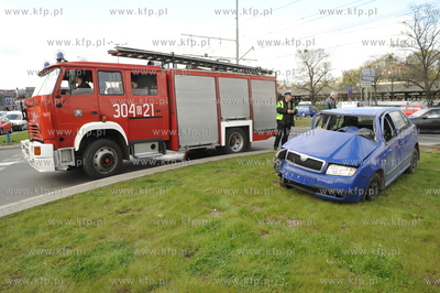 Wypadek samochodowy na Podwalu Grodzkim, niebieska...