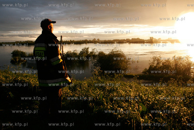 Dwory. Strazacy przygotowuja sie do nadejscia fali...
