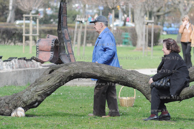 Wiosna w pelni. Na spacer do Parku Rady Europy wyszli...