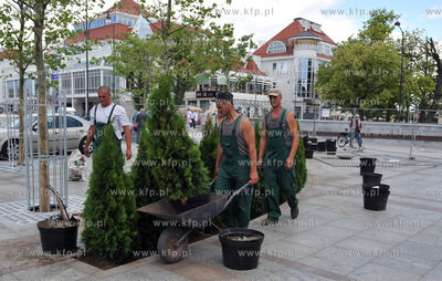 Plac Przyjaciol Sopotu. Ostatnie dni remontu placu,...